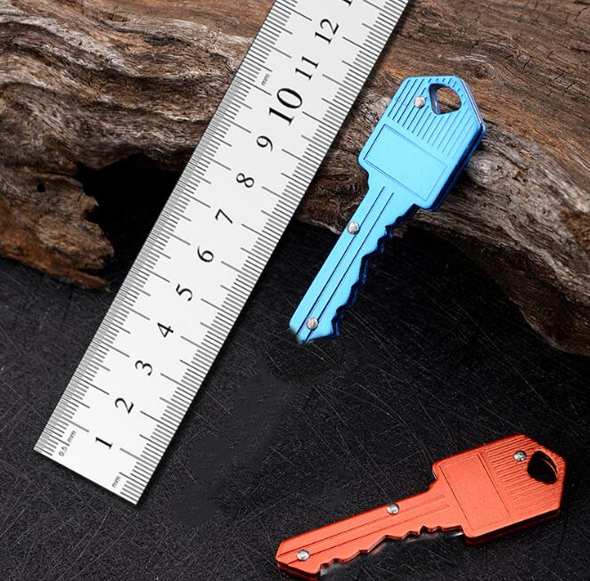 10 färger Mini Folding Knifechain Outdoor Gadgets Key Shape Pocket Fruit Knifes Multifunktionella verktyg Key Chain Sabre SABER Självförsvar Keychains