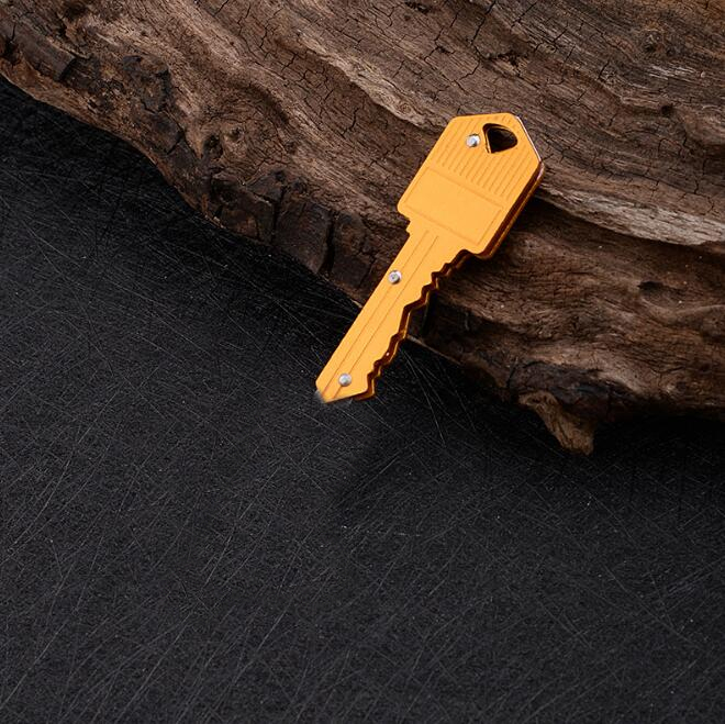 10 färger Mini Folding Knifechain Outdoor Gadgets Key Shape Pocket Fruit Knifes Multifunktionella verktyg Key Chain Sabre SABER Självförsvar Keychains