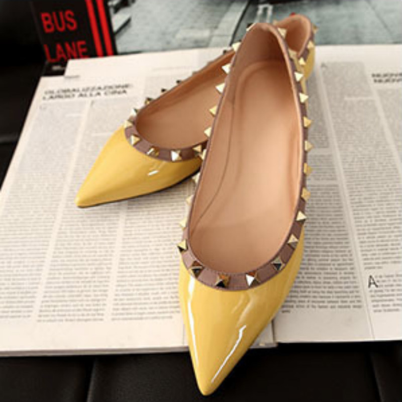 Отсуть обувь леди блестящие патентные кожаные квартиры с заклепками высококачественная мода для весеннего заостренного пальца с широким обширным европейским и американским 221024