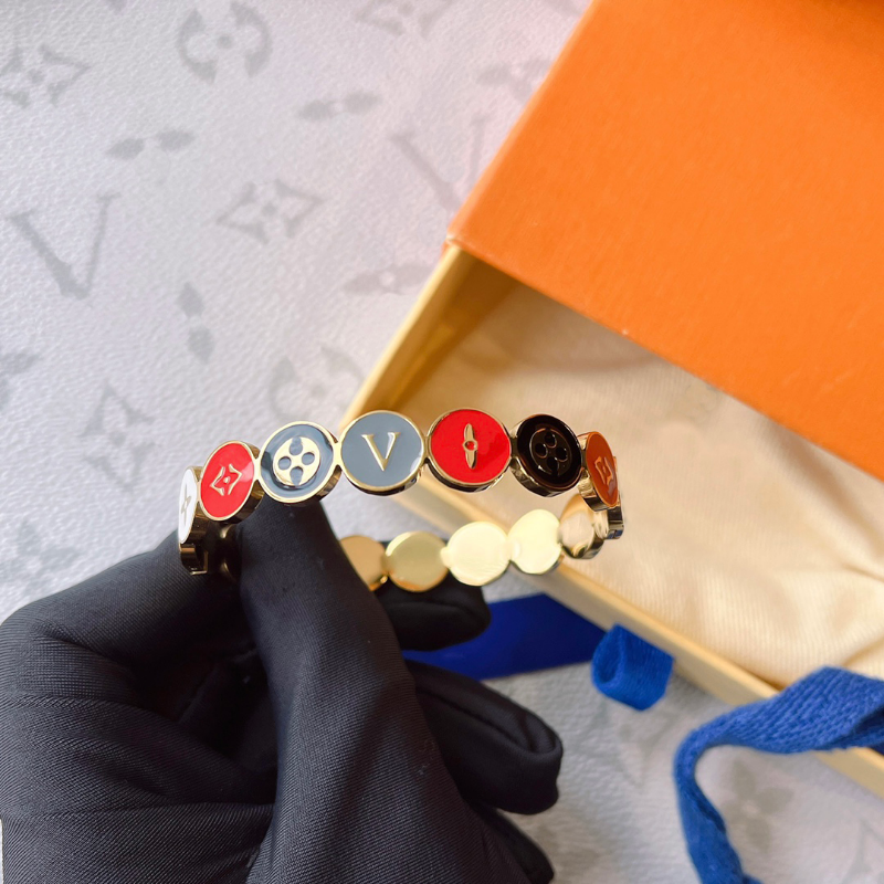Bracelet de couple classique populaire avec ouverture réglable Bracelet de luxe exquis conçu pour les femmes bijoux de mode illustration jeune P316B