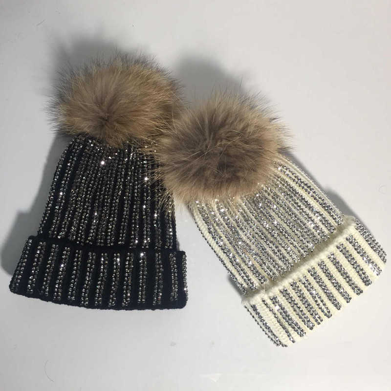 Beanie/Totenkopfkappen KNB013 Abnehmbare winterwarme Pelzbommel-Strickmützen für Damen, handgefertigt, gestreift, mit Strass-Knochen, Skullies-Mütze mit 15 cm Fellknäuel, T221020