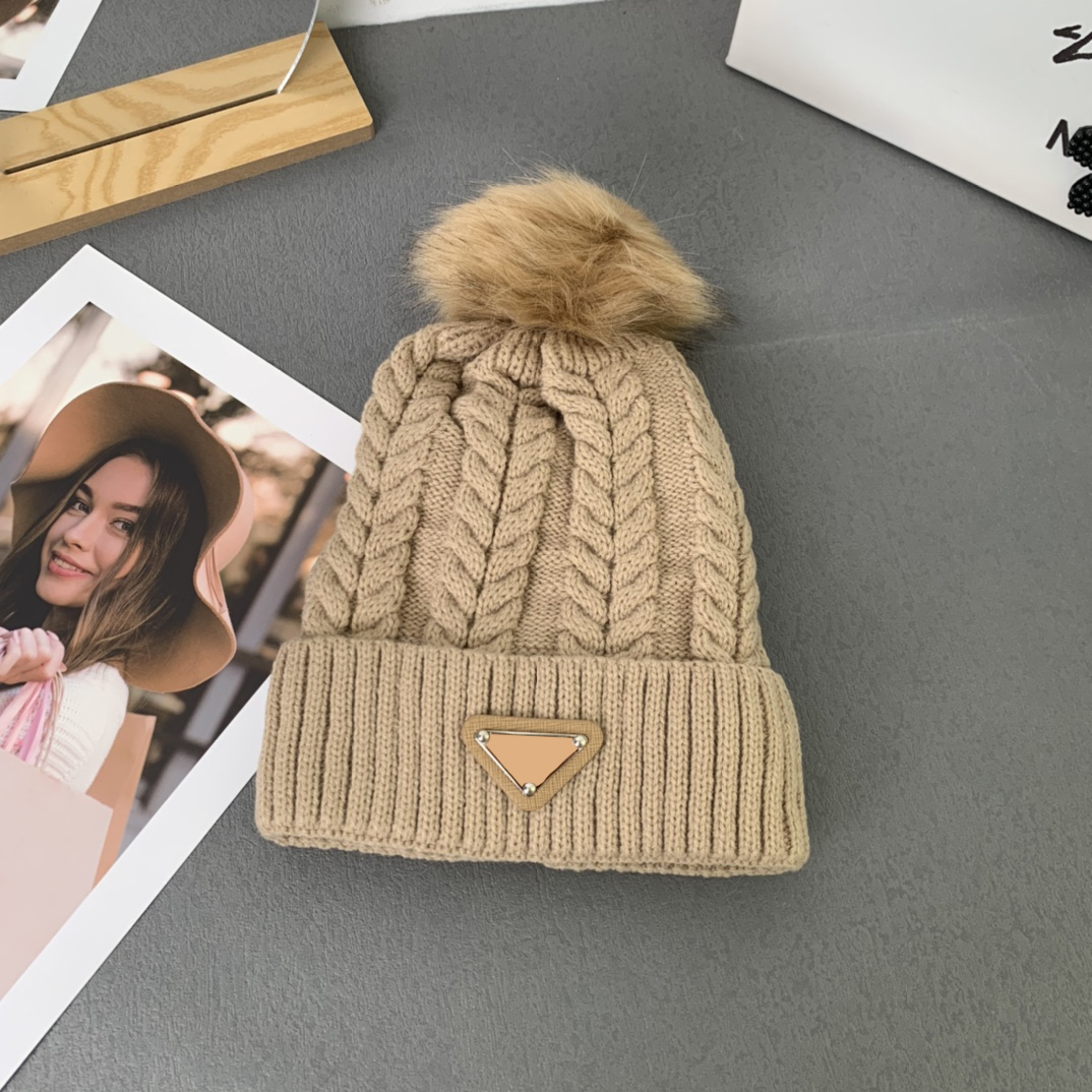 Kadın Tasarımcı Beanie Sonbahar Kış Pamuk Sıcak Bonnet Moda Yün Top Metal Üçgen Mektup Beanies