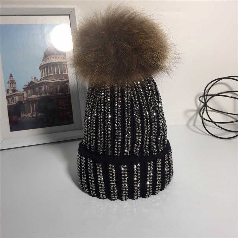 Beanie/Totenkopfkappen KNB013 Abnehmbare winterwarme Pelzbommel-Strickmützen für Damen, handgefertigt, gestreift, mit Strass-Knochen, Skullies-Mütze mit 15 cm Fellknäuel, T221020