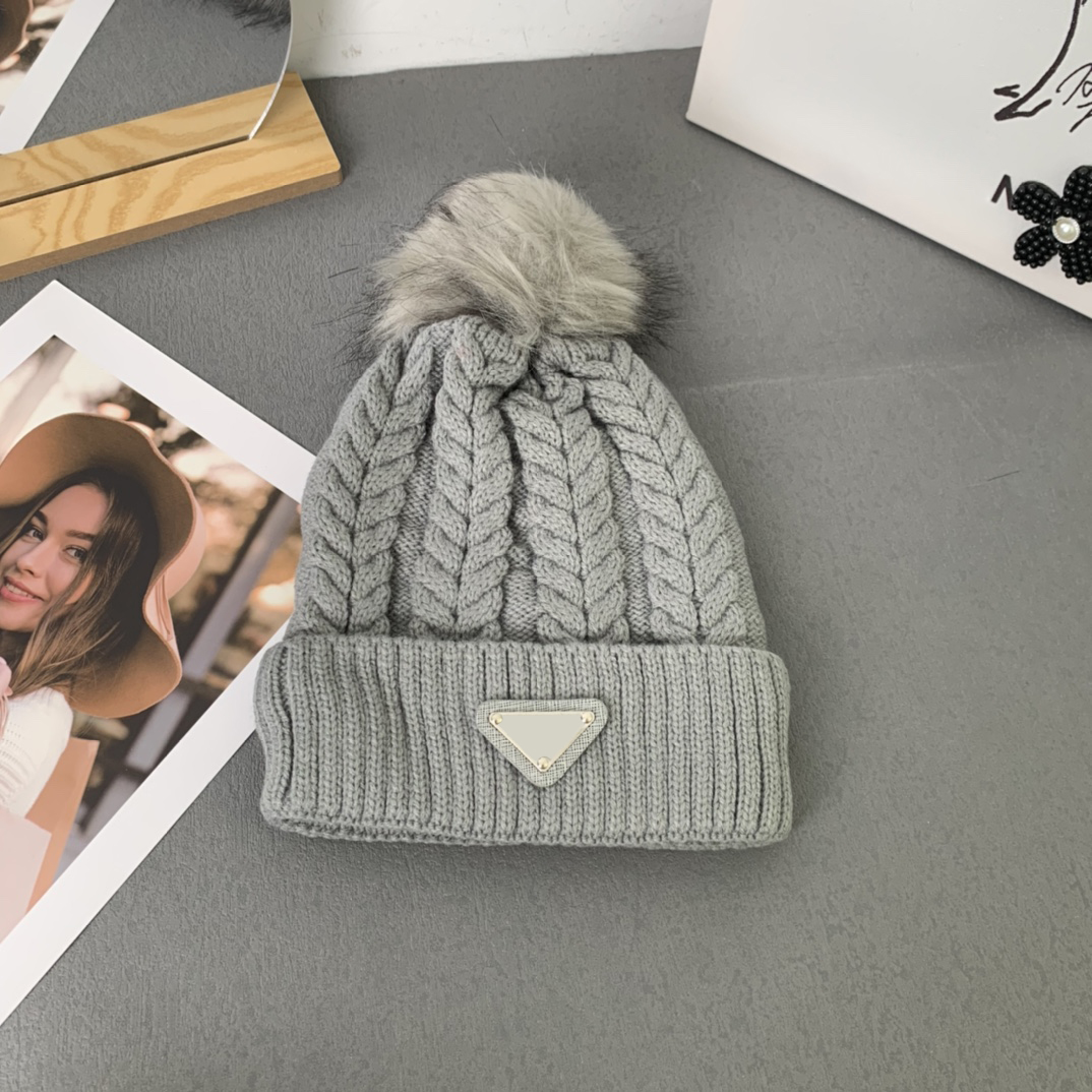 Kadın Tasarımcı Beanie Sonbahar Kış Pamuk Sıcak Bonnet Moda Yün Top Metal Üçgen Mektup Beanies