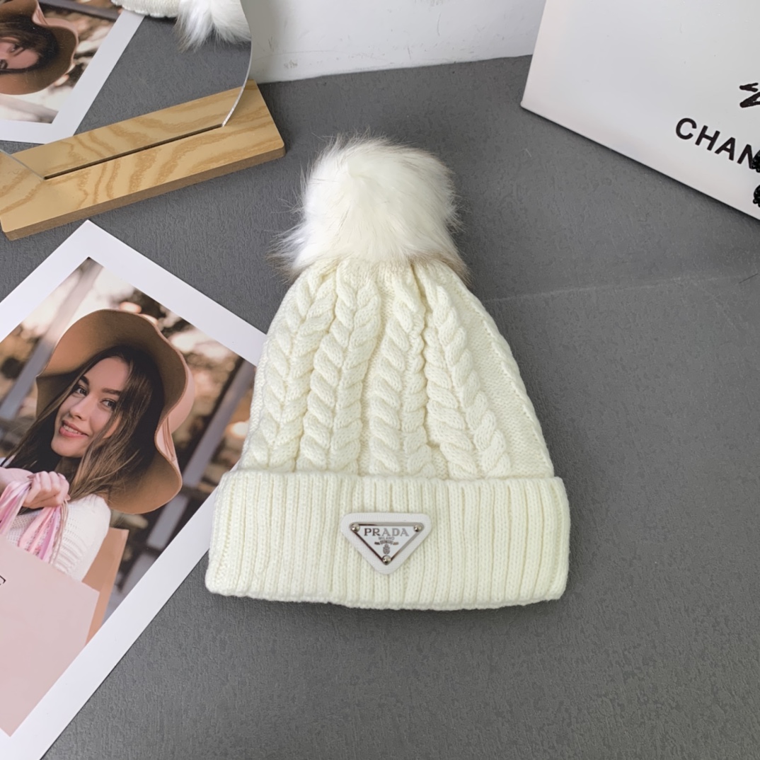 Kadın Tasarımcı Beanie Sonbahar Kış Pamuk Sıcak Bonnet Moda Yün Top Metal Üçgen Mektup Beanies