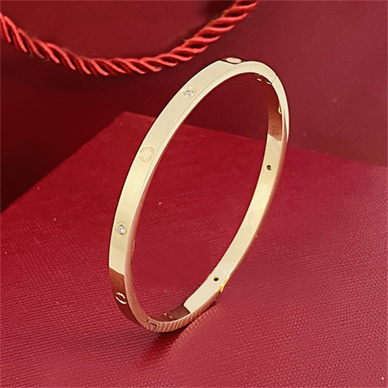 Kärleksdesigner armband för män Kvinnor Bangle rostfritt stål juveler par bokstäver silver rosguld mode party lyx charm Bra246x