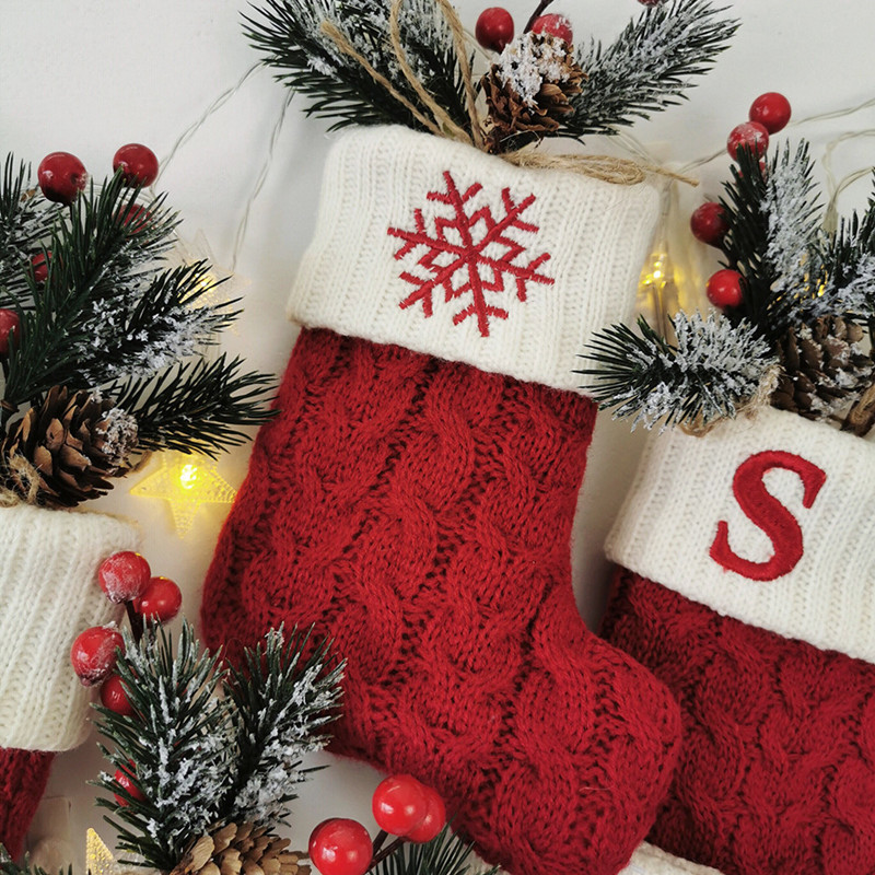 18x14 cm Chaussettes de Noël tricotées Flocon de Neige Rouge Alphabet 26 Lettres Pendentif Arbre de Noël Ornements de Noël Décorations pour Cadeau de fête de Vacances en Famille