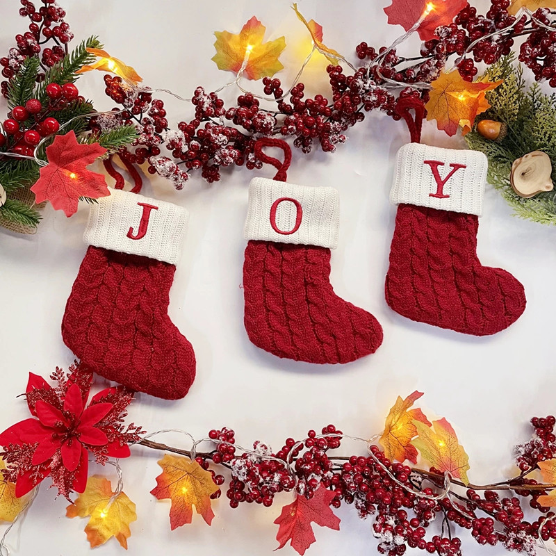 18x14 cm Chaussettes de Noël tricotées Flocon de Neige Rouge Alphabet 26 Lettres Pendentif Arbre de Noël Ornements de Noël Décorations pour Cadeau de fête de Vacances en Famille