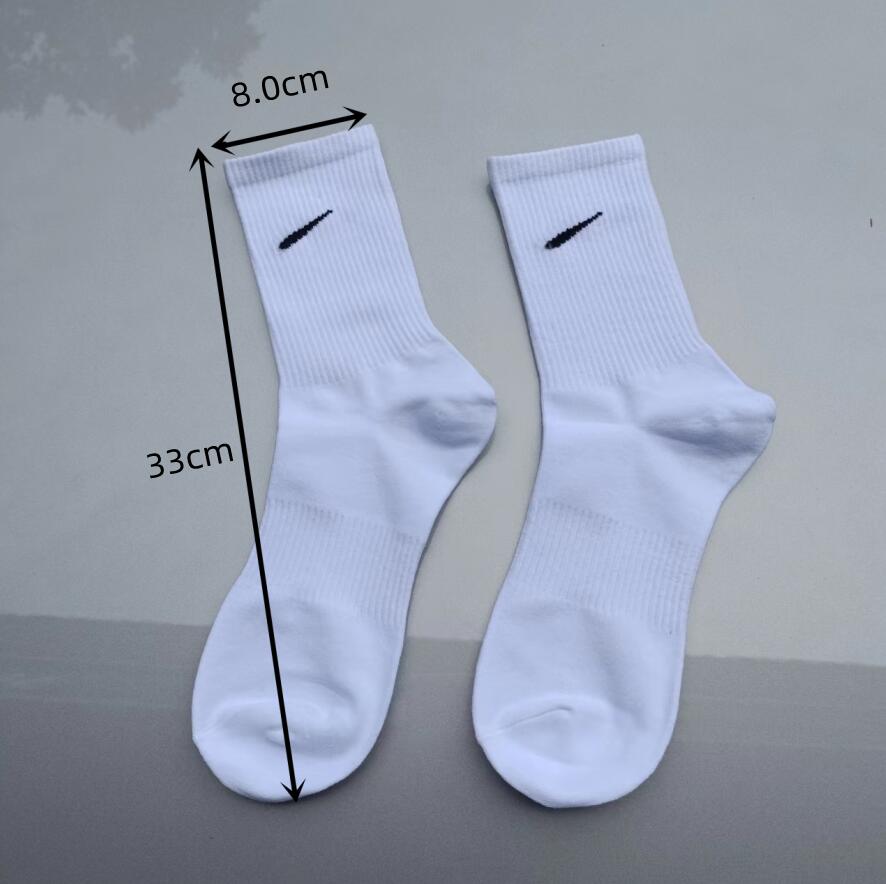Varumärkesstrumpor Herrstrumpor Kvinnor Socks Pure Cotton Breattable Sports Sweatwicking Socks Alfabet NK Print