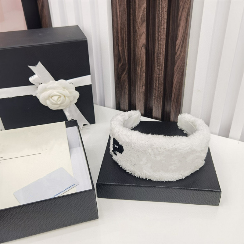 Mit Box P Brand Winterfell Designer Stirnbänder schwarze weiße Farben warm dicke Haarzubehör Kopfbedeckungsbrief Stirnband