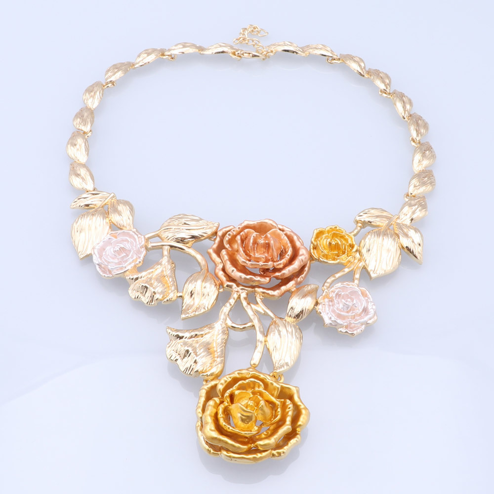 Bruiloft sieraden sets Nigeriaanse vrouw accessoires sieraden set goud vergulde bloemvormige oorbellen ketting armband ring Braziliaanse hoogwaardige geschenken 221026