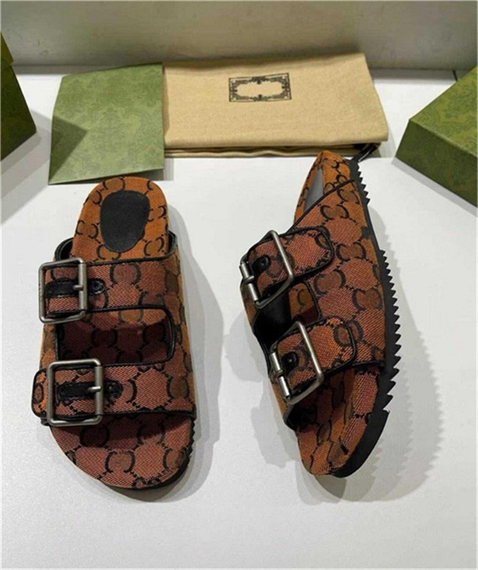 2022 Kvinnor Flerfärgade platta tofflor sandaler med 2 remmar Dammode metallspänne strandrutschbanor herrsnörning Canvas tofflor sommar EUR35-44