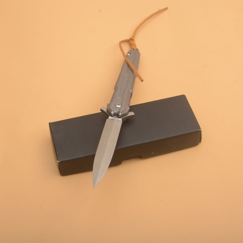 NY R1028 FLIPPER FOLD KNIVER D2 SATIN SPEAR POINT BLADE TC4 Titanlegering Handtaget utomhus EDC Pocket Mapp Knives
