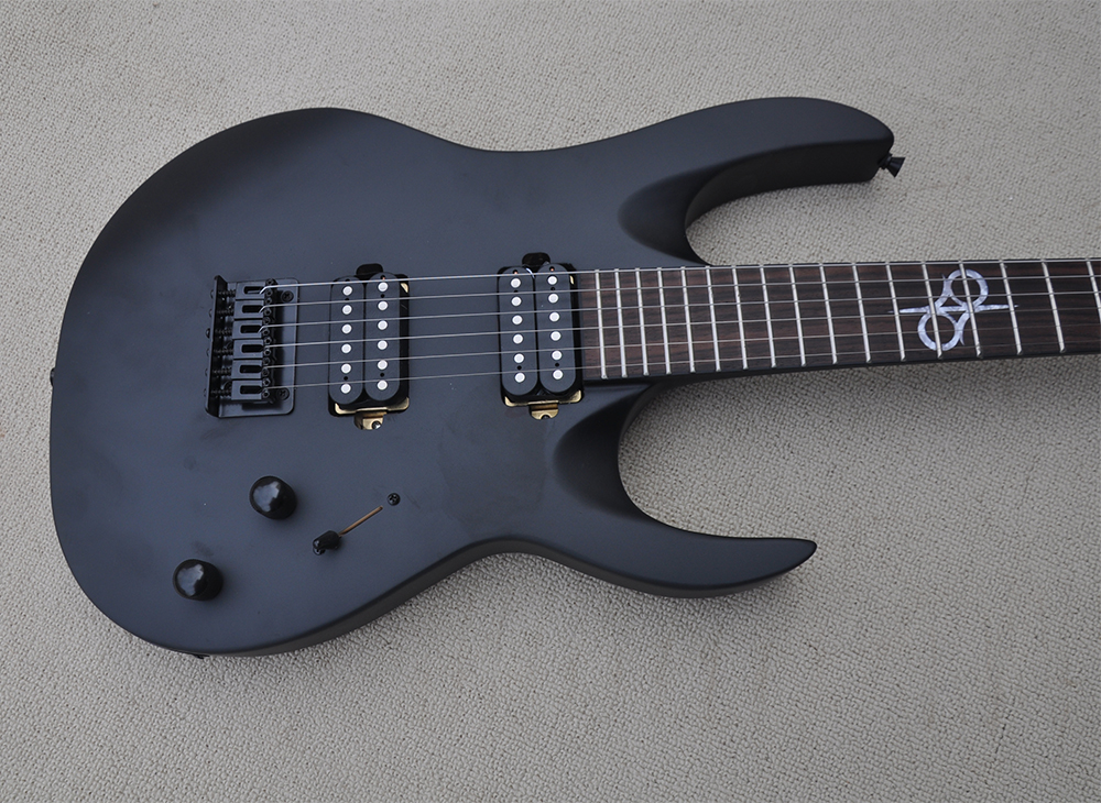 Guitare électrique noire inhabituelle avec 24 frettes, manche en palissandre, personnalisable