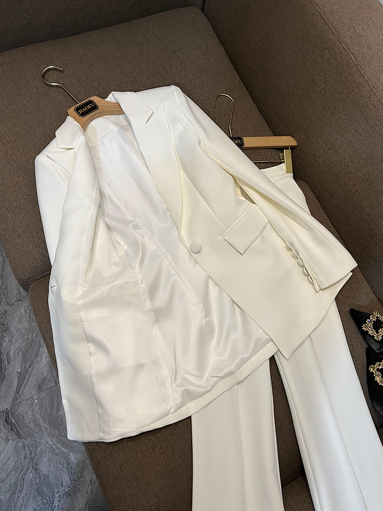 2024 Herbst Weiß / Schwarz Zweiteilige Hosen-Sets Langarm Blazer mit eingekerbtem Revers und einem Knopf Blazer Top Hohe Taille Schlaghose Hosenanzüge Set O2O29262