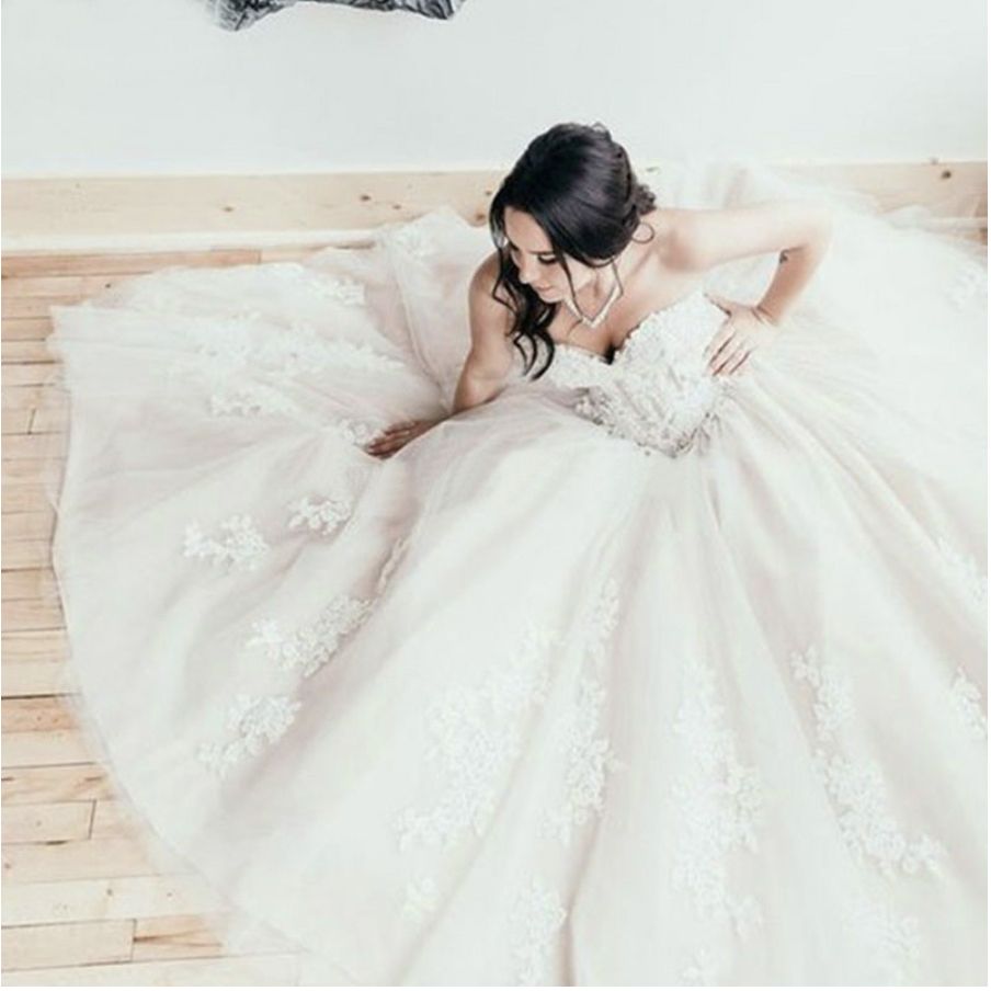 Sexig älskling spetsar applikationer bröllopsklänningar från axelkorsetten bakre brudklänningar formella champagne tyll vestido de noiva