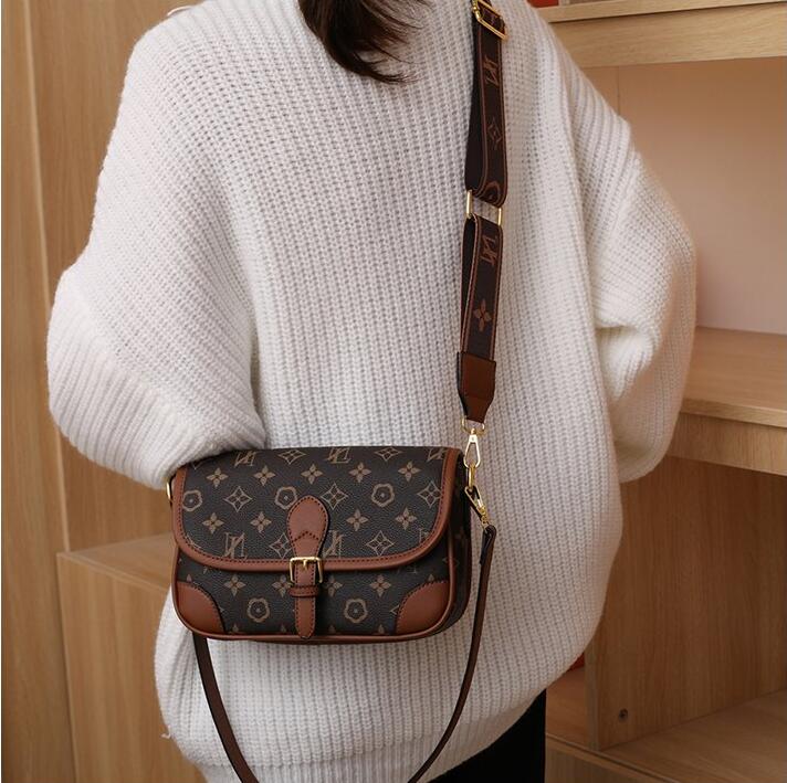 820B Женщины роскошные дизайнеры сумки Crossbody Women Sumbags Женские кошельки на плечах пакеты Bag220Z