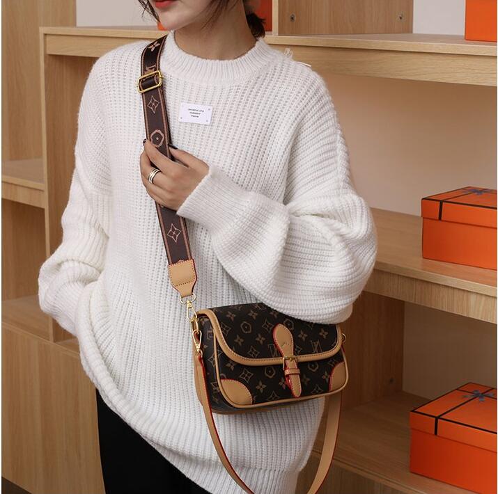 820B Women Luxurys Designers Facs Crossbody Women Handbags Womens Hands Forts Counter Shopping Totes Bag2555