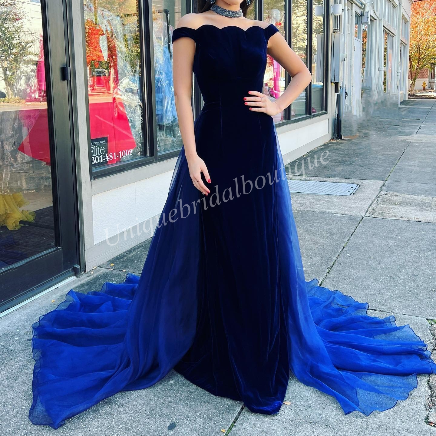 Velvet Prom Dress 2023 med Choker Organza Overskirt Scalloped Off-Shoulder Winter Formal Evening Wedding Party Gown Pageant Gala Runway Red Carpet Mitted Navy Blue