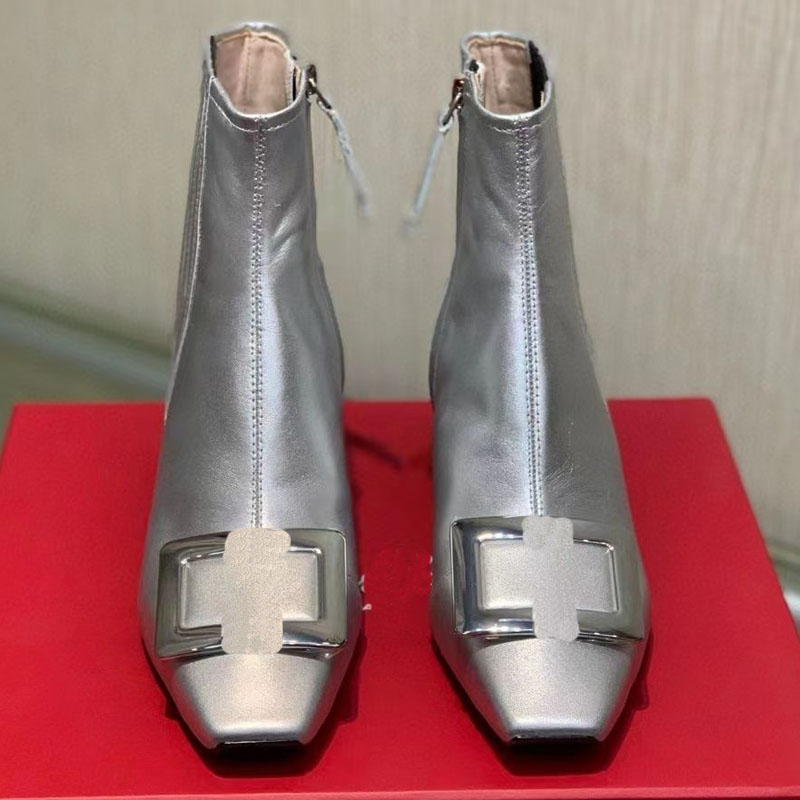 2023 Designer Dames Luxe Chelsea Mode Enkellaarsjes Klassiek Temperament Vierkante Kop Leer Casual Korte Laars Dame Metalen Gesp Zijrits Vierkante Hak Schoenen