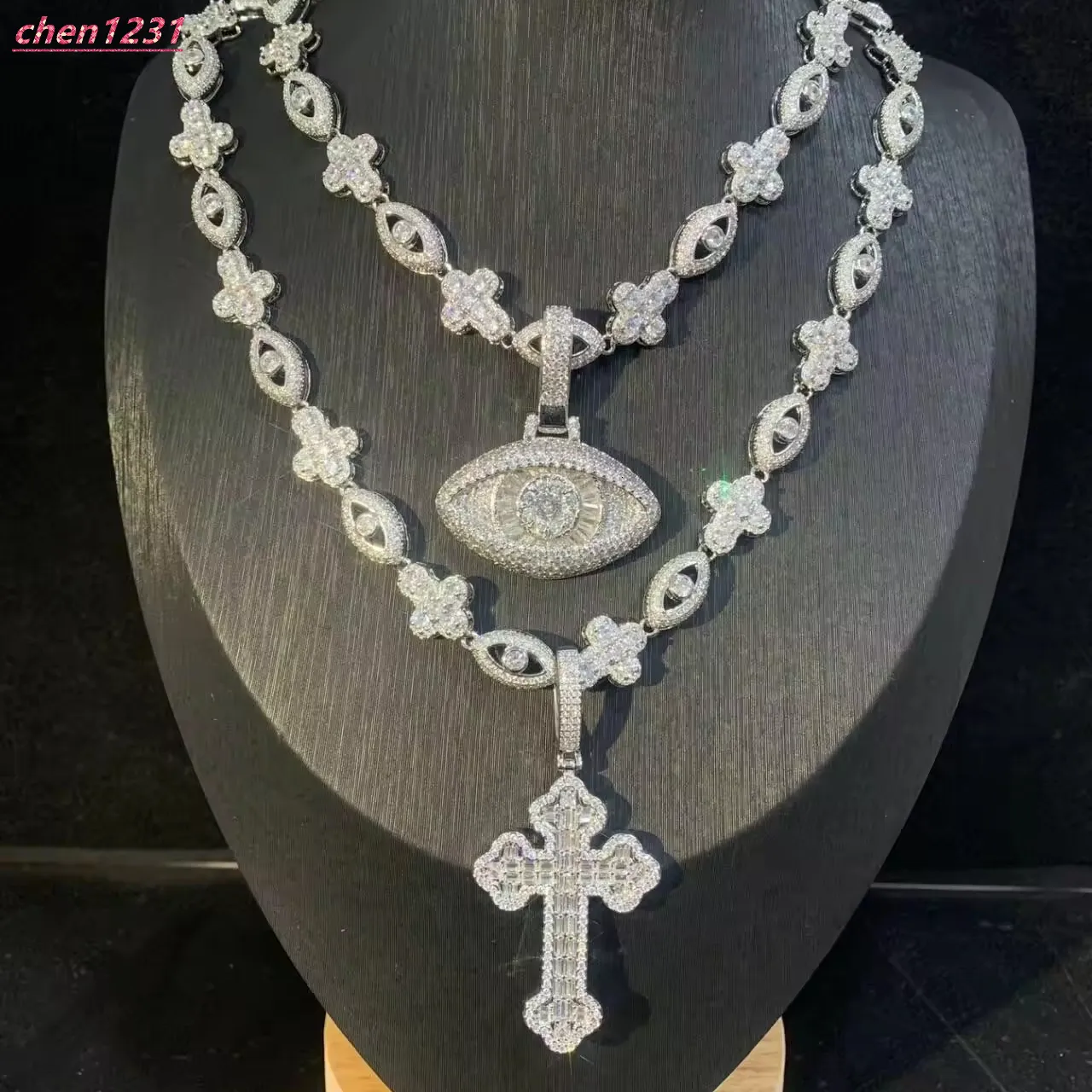 Collana da uomo 2026 con ciondolo a forma di croce e occhio di Allah in moissanite VVS con texture a crepe di ghiaccio e micro-intarsio, stile rapper._voghion.com