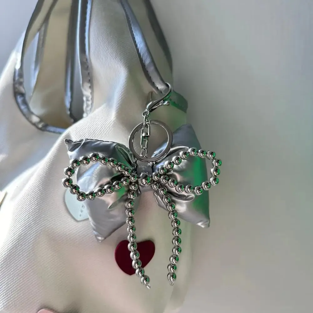 Yeenano Portachiavi,Lettera C Portachiavi Ragazza Portachiavi Accessorio per Borse Accessorio per Portafogli Portachiavi con Nappa Ciondoli Chiave Portachiavi Alfabeto in Resina Plastica Regalo Donna