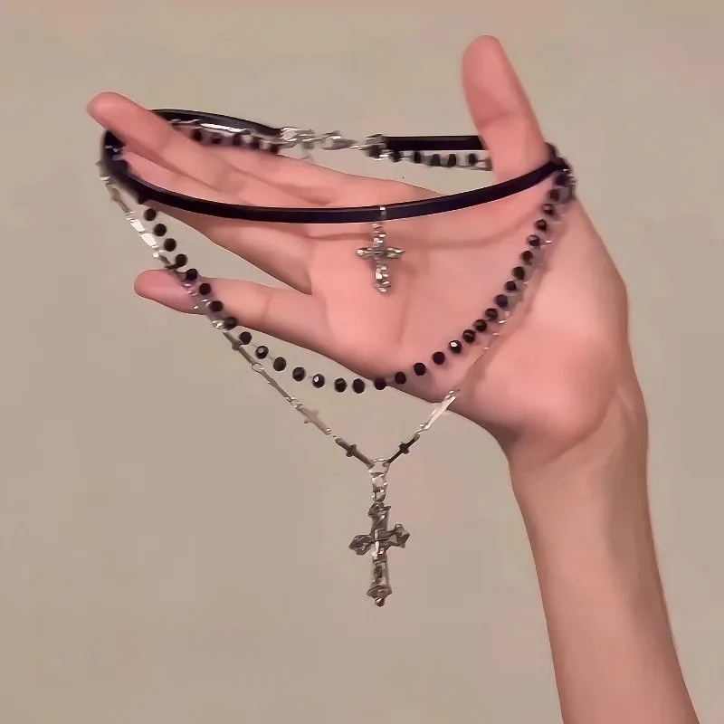 Collana con croce gotica in argento e nero, gioielli gotici, gioielli alternativi grunge, collana con croce grande Y2K, collana con croce in strass - Italia