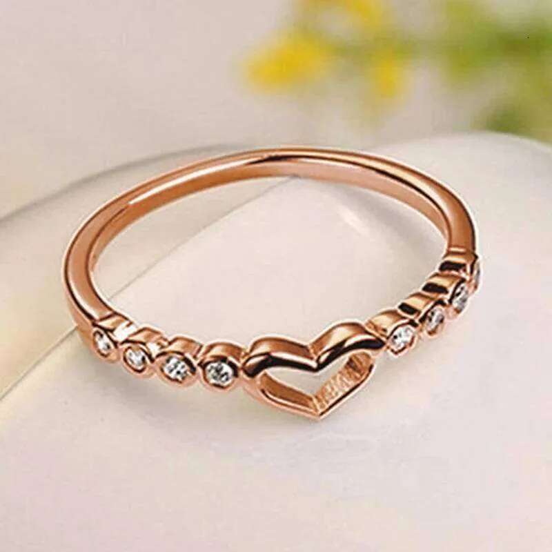 Eleganti anelli da donna a forma di cuore con zirconi cubici lucidi, squisiti accessori di moda da indossare tutti i giorni per gioielli versatili femminili._voghion.com