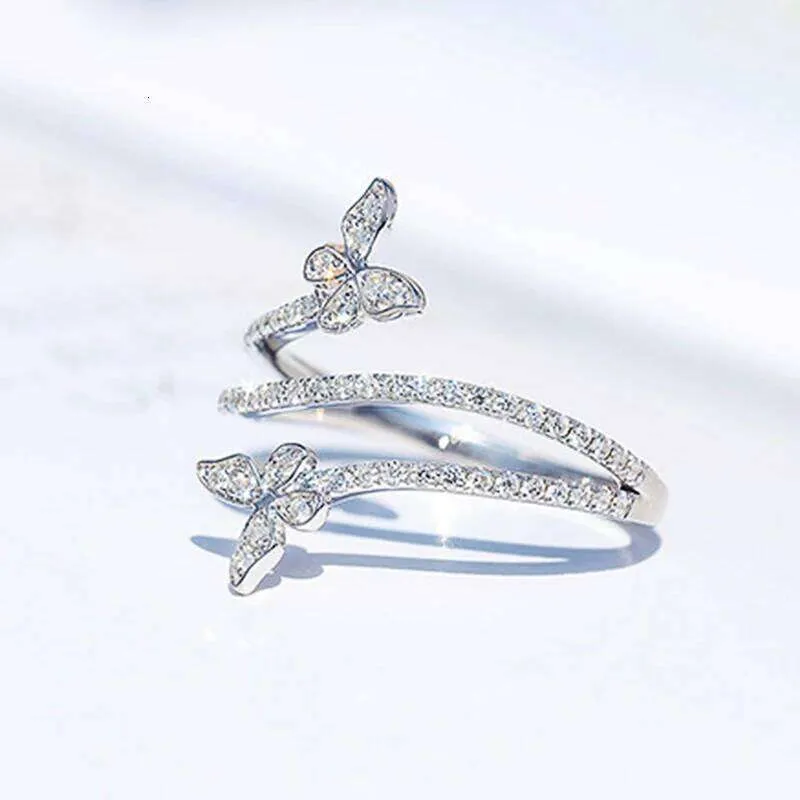 Exquisite vlinderringen voor dames, luxe ingelegd met glinsterende zirkonia, een elegant accessoire voor vrouwen, een modieus sieraad._voghion.com