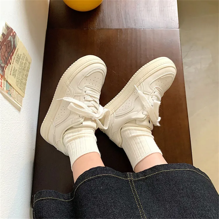 Klassieke witte leren dames sneakers met plateauzool casual_voghion.com