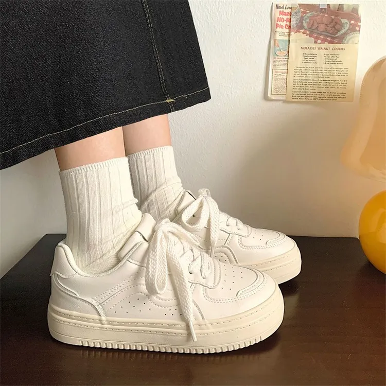 Klassieke witte leren dames sneakers met plateauzool casual_voghion.com