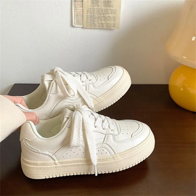 Klassieke witte leren dames sneakers met plateauzool casual_voghion.com