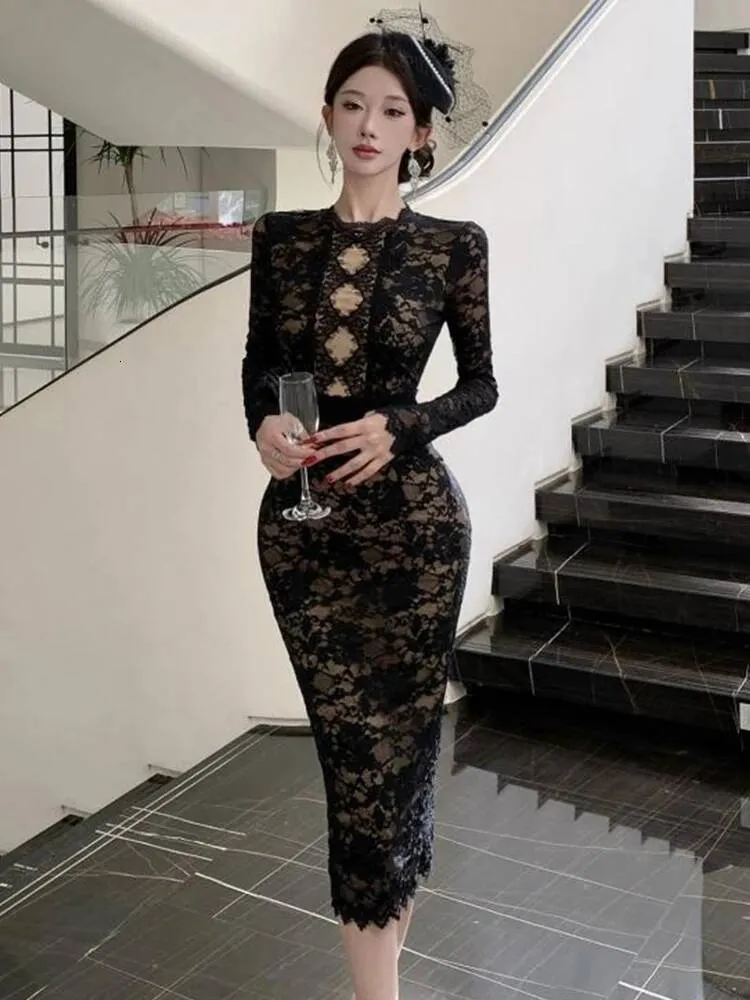 black lace bodycon midi dress Black Sweetheart Lace Midi Dress – self-portrait-US main image 1