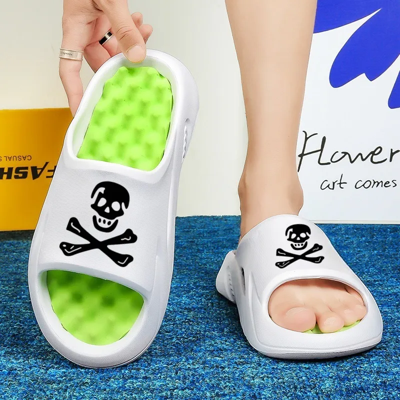 Gratis verzending 2026 Zomer Nieuwe slippers met doodskopprint voor koppels Zachte zool Casual Slipbestendig Duurzame strandsandalen Maat L_voghion.com