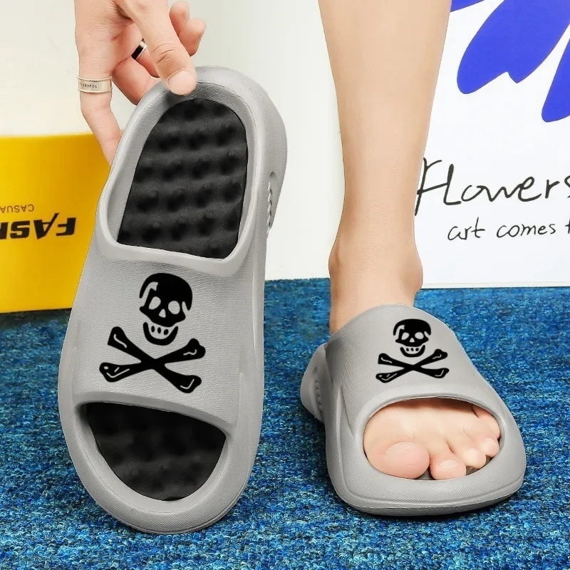 Gratis verzending 2026 Zomer Nieuwe slippers met doodskopprint voor koppels Zachte zool Casual Slipbestendig Duurzame strandsandalen Maat L_voghion.com