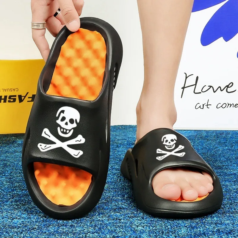 Gratis verzending 2026 Zomer Nieuwe slippers met doodskopprint voor koppels Zachte zool Casual Slipbestendig Duurzame strandsandalen Maat L_voghion.com