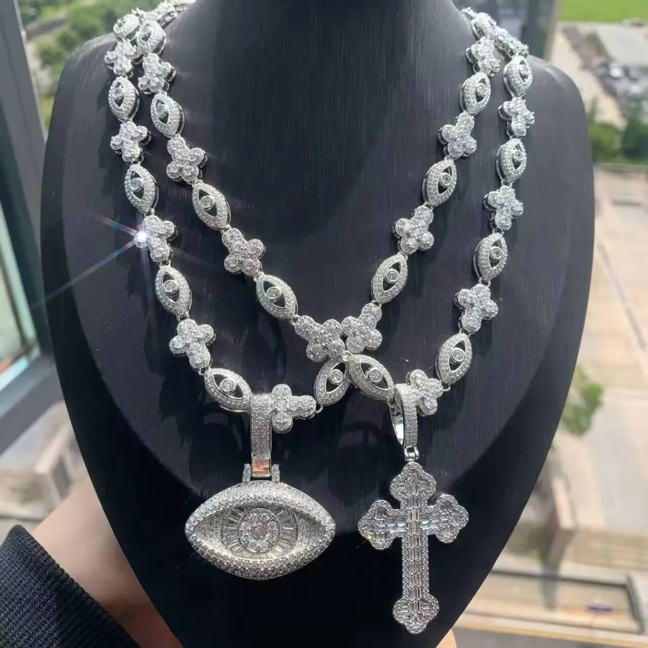 Collana da uomo 2026 con ciondolo a forma di croce e occhio di Allah in moissanite VVS con texture a crepe di ghiaccio e micro-intarsio, stile rapper._voghion.com