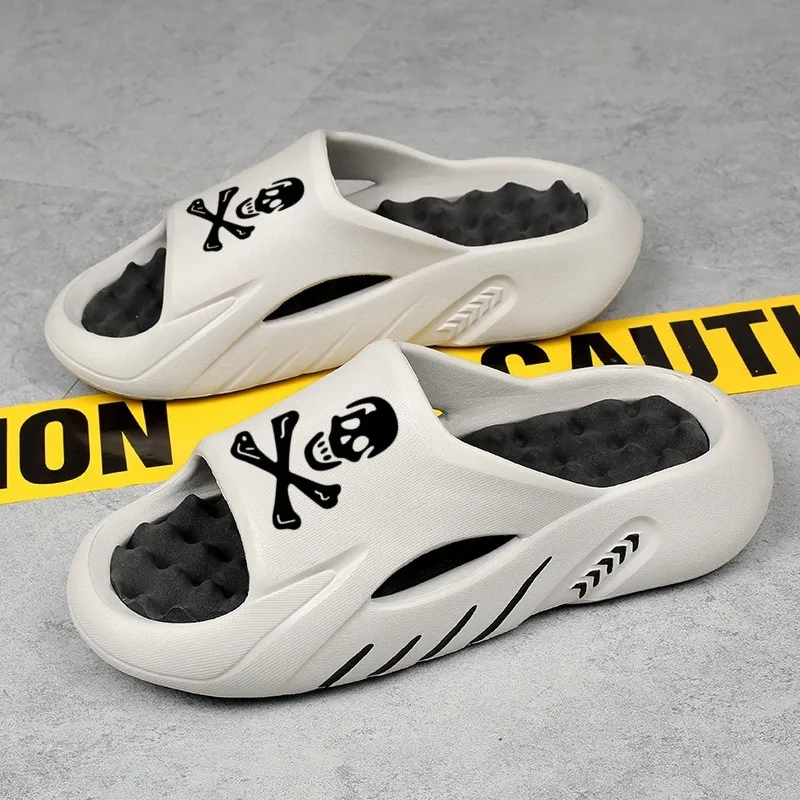 Gratis verzending 2026 Zomer Nieuwe slippers met doodskopprint voor koppels Zachte zool Casual Slipbestendig Duurzame strandsandalen Maat L_voghion.com