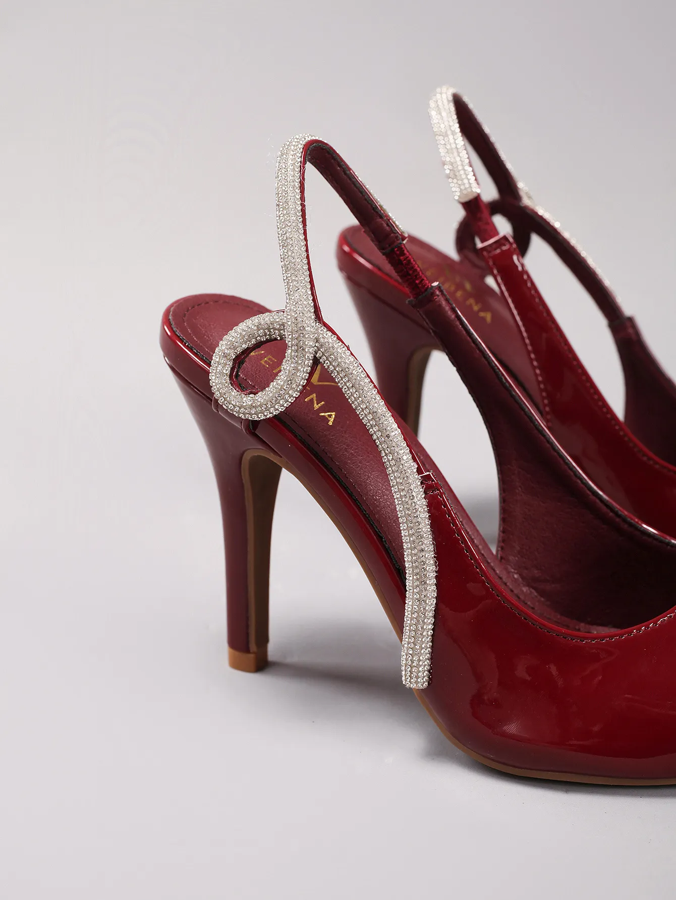 Luxury Crystal Embellished Pointed Toe Slingback Sandals Women_voghion.com