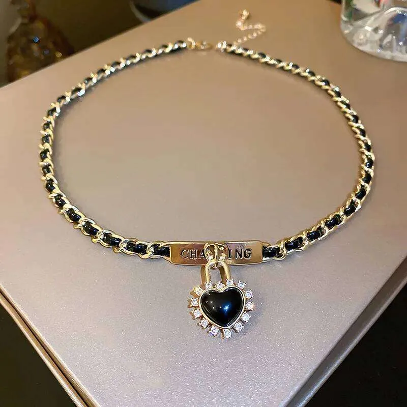 Collana alla moda dalla texture squisita, elegante ciondolo a cinque numeri, design di alta gamma con camelia francese, catena per maglione da indossare tutti i giorni_voghion.com