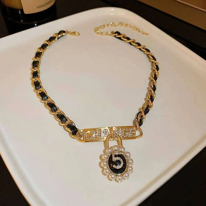 Collana alla moda dalla texture squisita, elegante ciondolo a cinque numeri, design di alta gamma con camelia francese, catena per maglione da indossare tutti i giorni_voghion.com