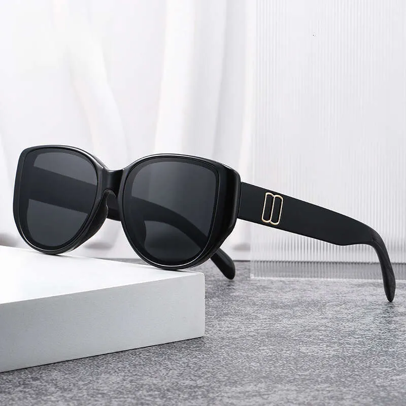 Women Cat Eye Large Frame UV380 Polarized PC Sunglasses for  display picture 1