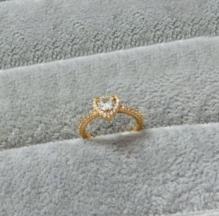 Herzförmiger Ring in Goldoptik mit Strasssteinen – Romantisches Geschenk für Sie – Hochwertiger und funkelnder Schmuck_voghion.com