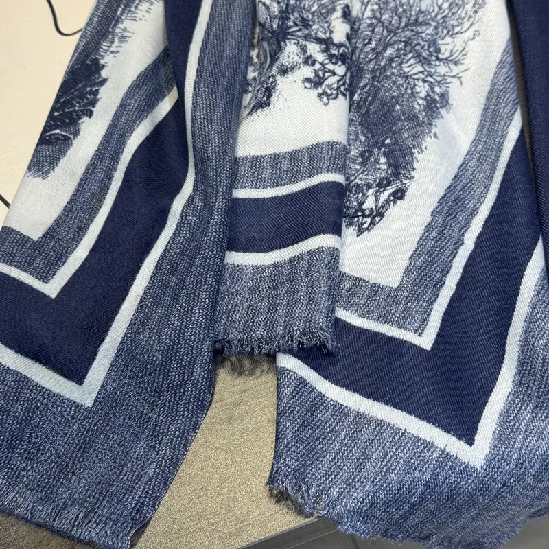 Cachecol elegante feminino em algodão azul tinta com bosque_voghion.com