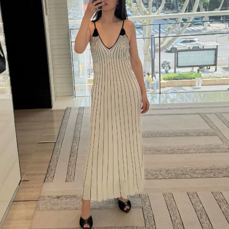 striped silk-blend dress Black And White Contrast Silk Blend Maxi... From Cosmicchic2017, Rs.18,369.82 CategoryPath: Mini Dress skin denim is favored Maxi dress F191053 V-neck Lace & Size:2.5 Youth
