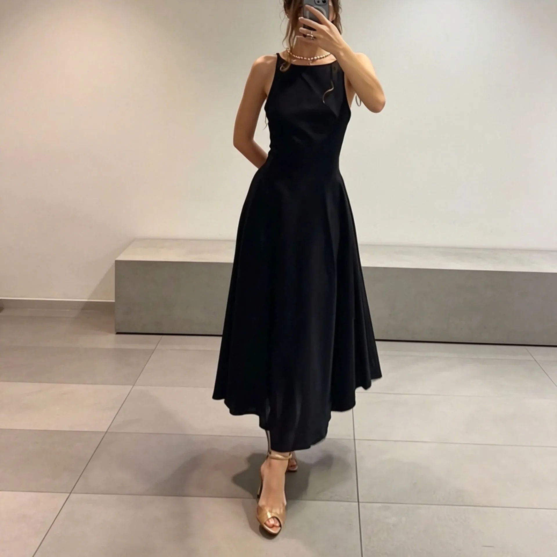 black boat neck bridesmaid dress Sleeveless Midi Simple Black Dress... From Dh911674024, Rs.3,671.73 In Bulk Shoulder Sleeves