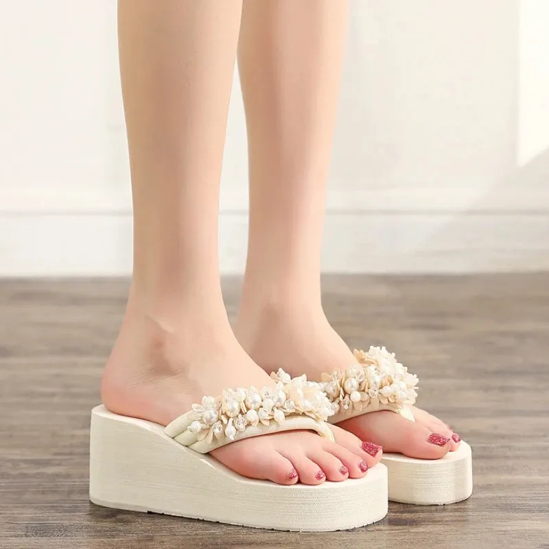 Modische Flip-Flops in Größe 42 für Damen, Sommerschuhe mit Keilabsatz, EVA-Sohle, Schnürung, Perlen, Damen-Hausschuhe, Strandpantoffeln zum Hineinschlüpfen_voghion.com