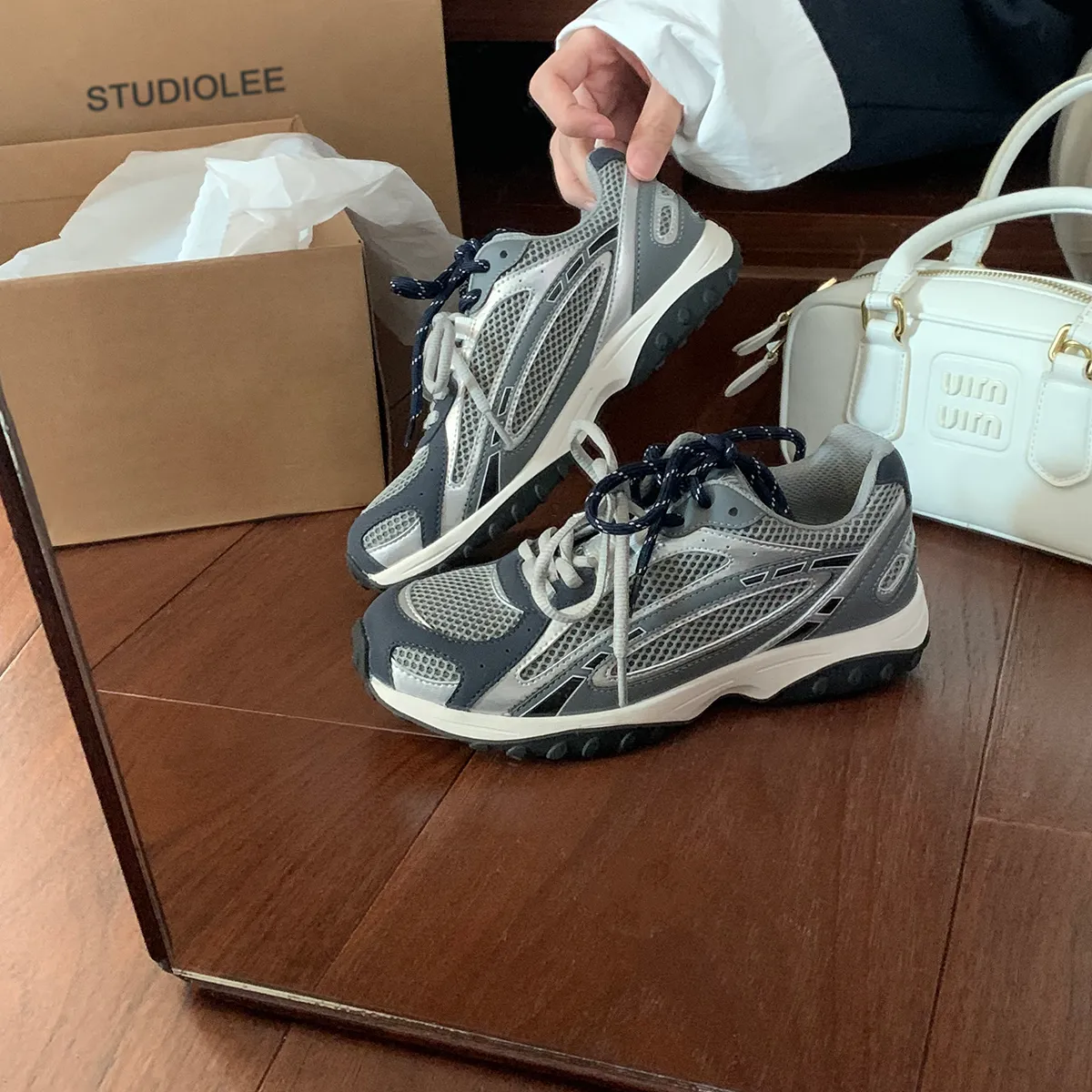 Luxus-Modeschuhe 2026 Premium Retro Mesh Wildleder-Sneaker, Y2K-Style Casual Sneakers mit kontrastierenden Schnürsenkeln und klobiger Sohle_voghion.com