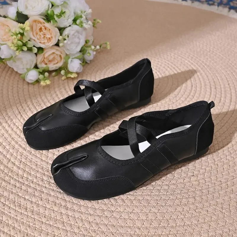 Comfortable Women's Tabi Flat Sandals Non-slip Walking Shoes_voghion.com