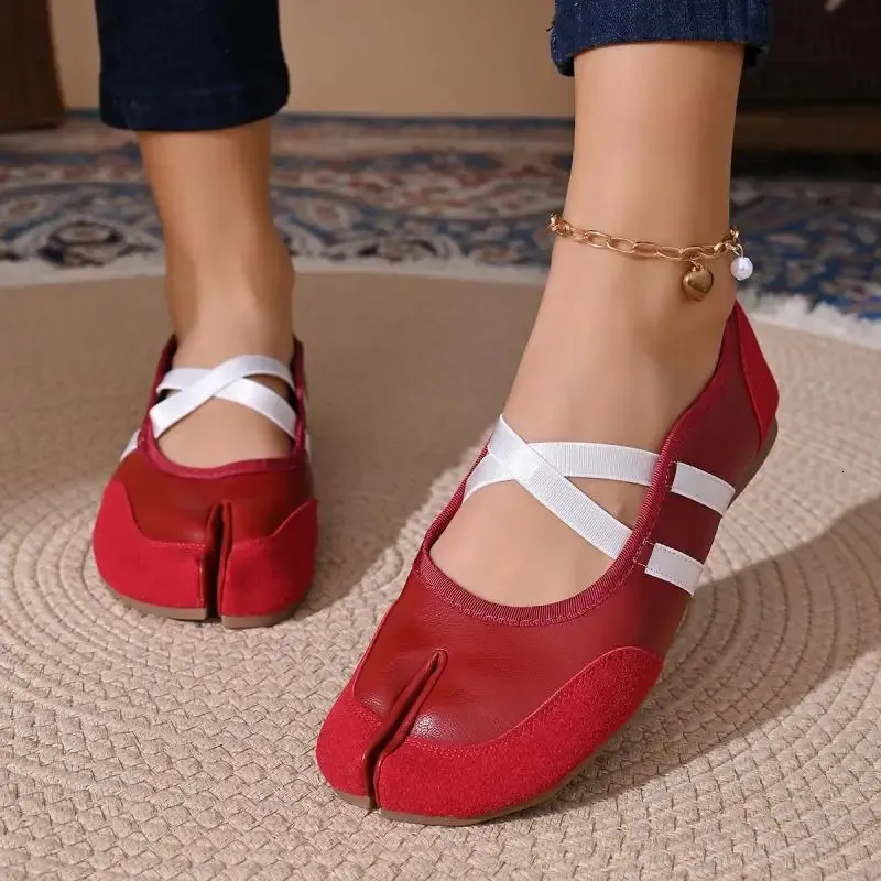 Comfortable Women's Tabi Flat Sandals Non-slip Walking Shoes_voghion.com